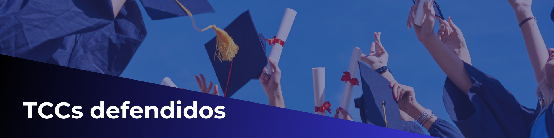Uma imagem com chapeis de formando, diplomas e alunos comemorando com o título: "TCCs defendidos"